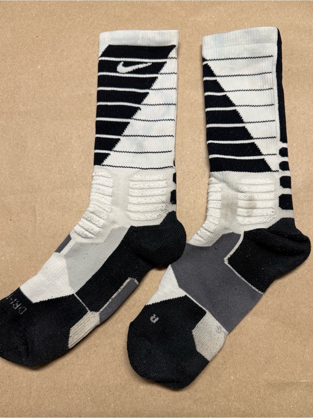 Nike HyperElite Crew L Large White Black Menโs 8-12 Basketball Socks Cushion!